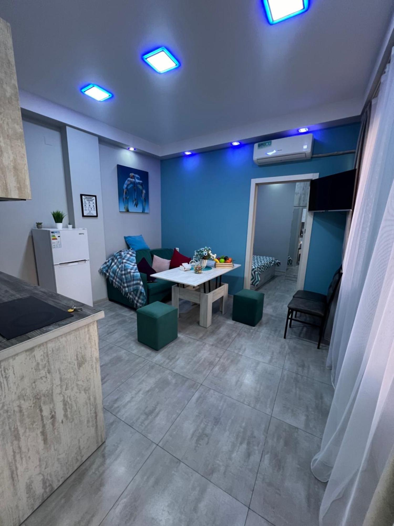 Cool Blue Interior Self Check In Apartment Yerevan Bagian luar foto
